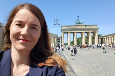 Maja Derčar (RTVSLO) pred Brandenburškimi vrati v Berlinu.