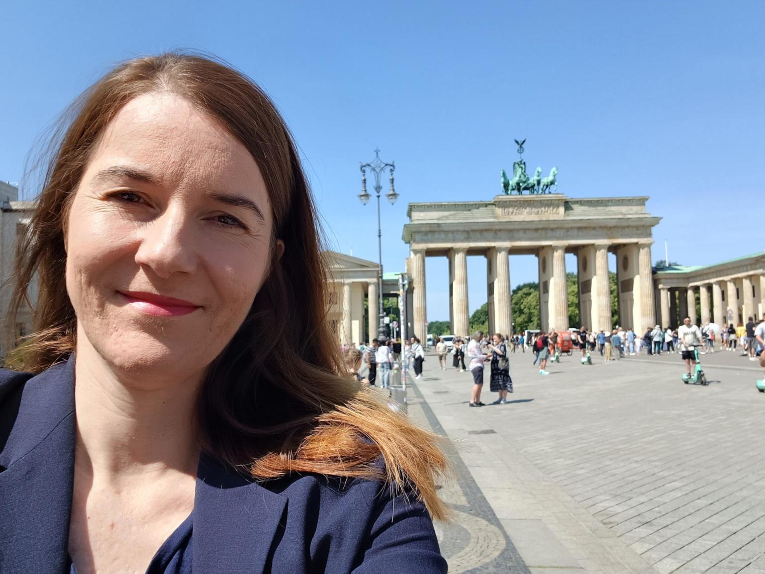 Maja Derčar (RTVSLO) pred Brandenburškimi vrati v Berlinu.
